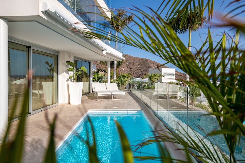 Grand Horizon Luxury Boutique Suites — Swimming pool in Puerto Rico, Canary Islands