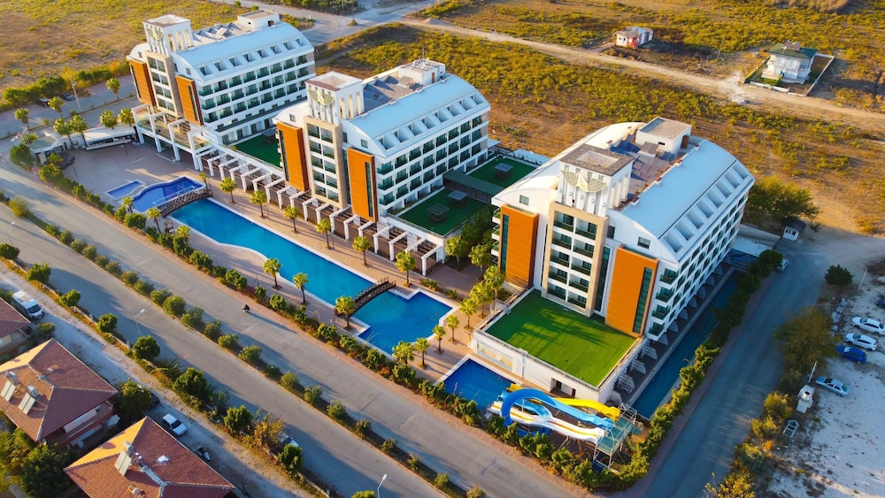 Linda Sunny Beach Hotel & Spa-Ultra All Inclusive — Hotel building in Side