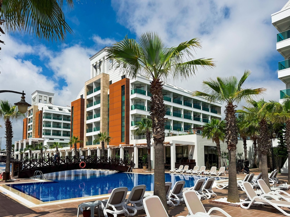 Linda Sunny Beach Hotel & Spa-Ultra All Inclusive — Hotel building in Side
