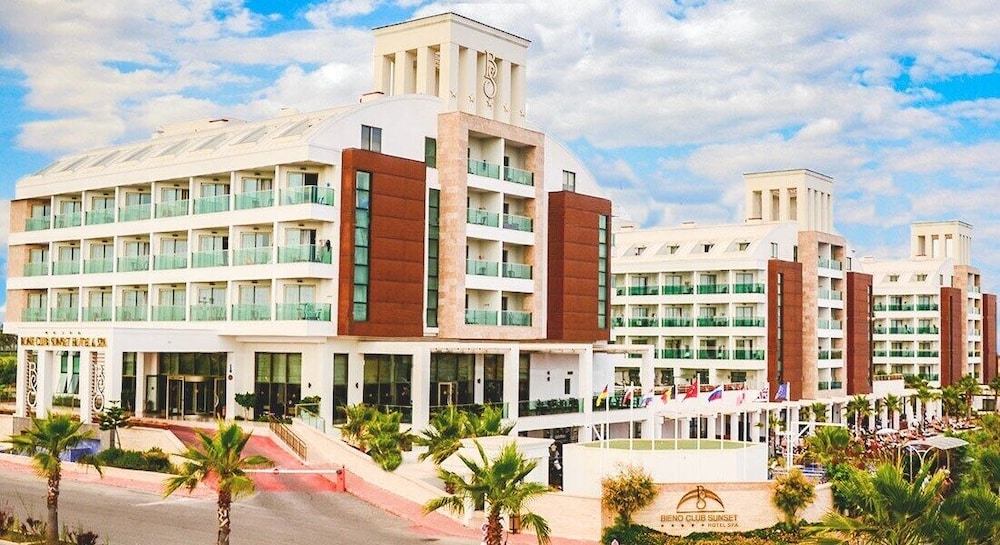 Linda Sunny Beach Hotel & Spa-Ultra All Inclusive — Hotel building in Side