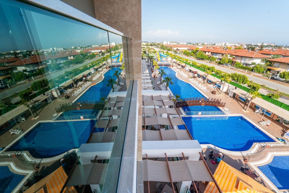 Linda Sunny Beach Hotel & Spa-Ultra All Inclusive — Swimming pool in Side