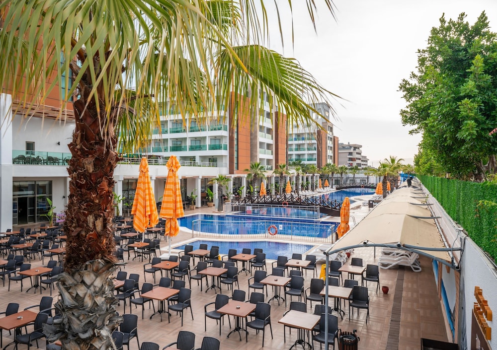 Linda Sunny Beach Hotel & Spa-Ultra All Inclusive — Swimming pool in Side