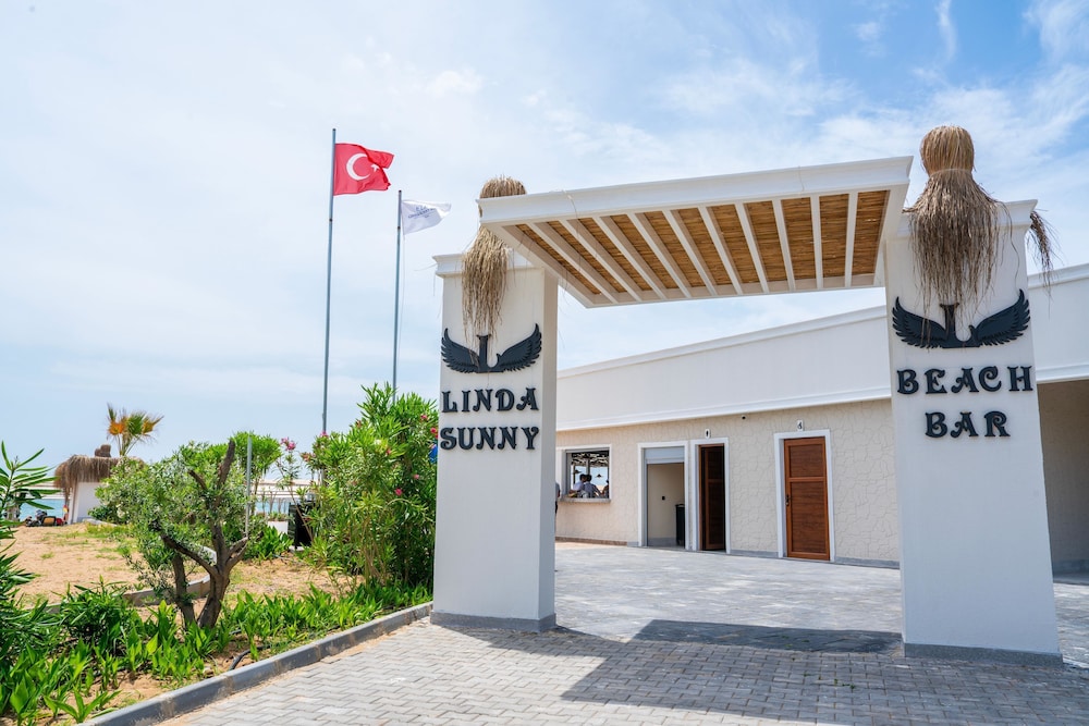 Linda Sunny Beach Hotel & Spa-Ultra All Inclusive — Hotel building in Side