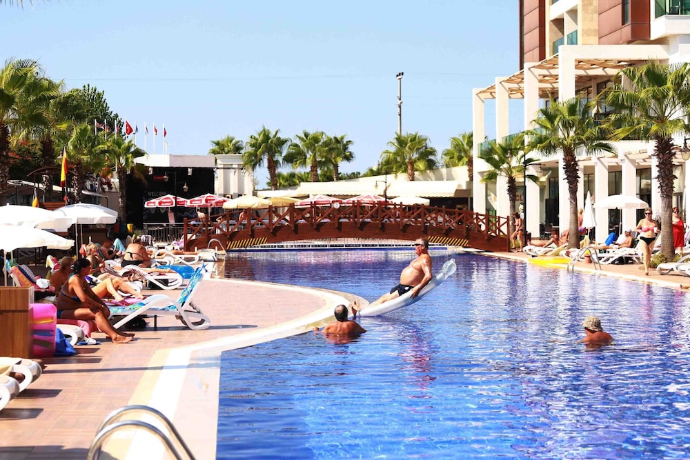 Linda Sunny Beach Hotel & Spa-Ultra All Inclusive — Swimming pool in Side