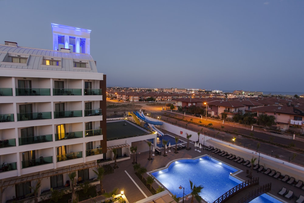 Linda Sunny Beach Hotel & Spa-Ultra All Inclusive — Hotel building in Side