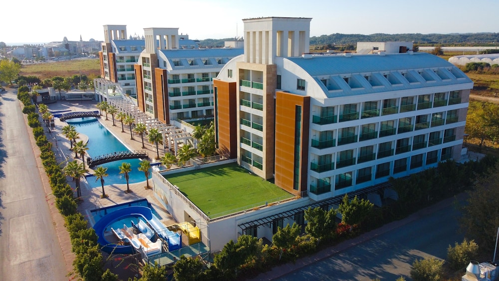Linda Sunny Beach Hotel & Spa-Ultra All Inclusive — Hotel building in Side