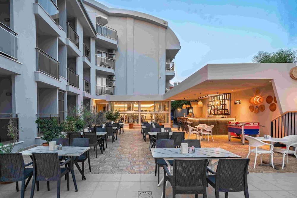 A Hotel Side — Restaurant & bars in Side