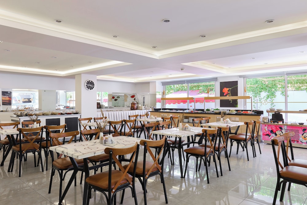 A Hotel Side — Restaurant & bars in Side