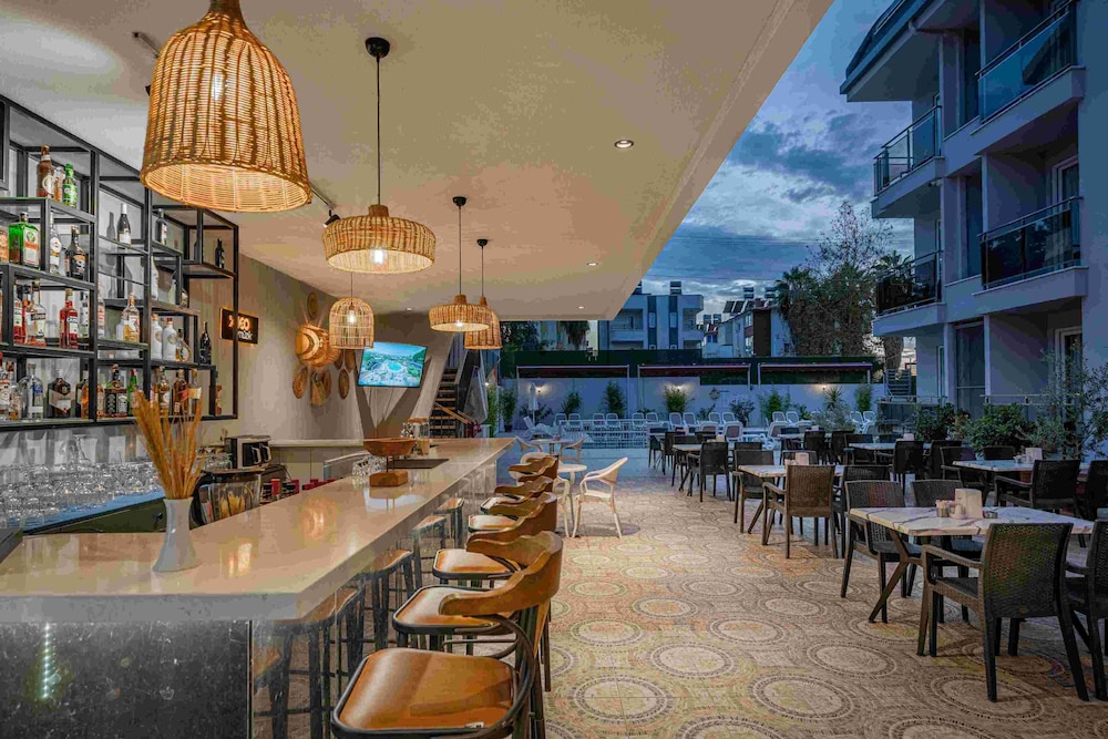 A Hotel Side — Restaurant & bars in Side