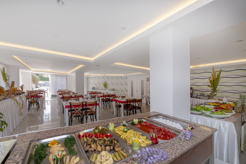 A Hotel Side — Restaurant & bars in Side