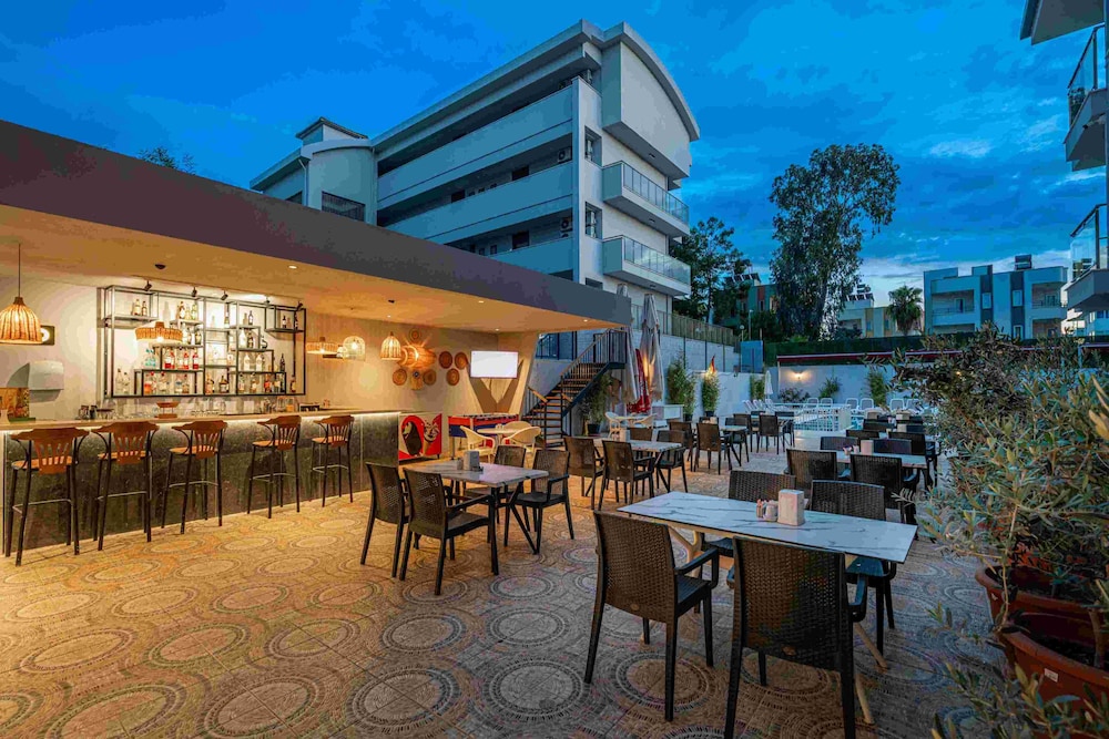A Hotel Side — Restaurant & bars in Side