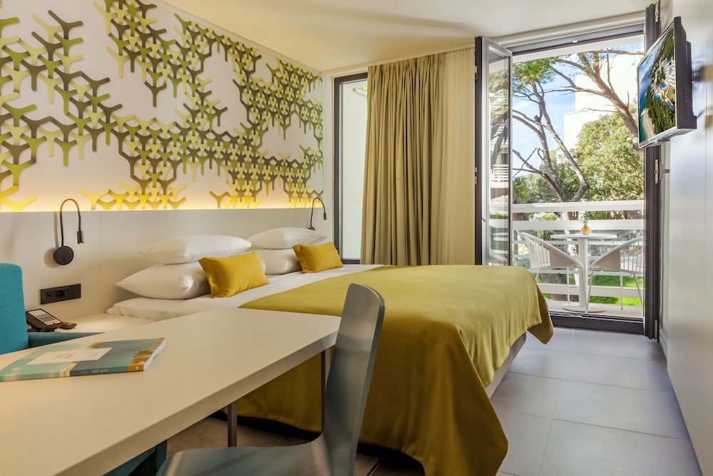 Bluesun Mala Berulia — Hotel rooms in Brela, Split-Dalmatia
