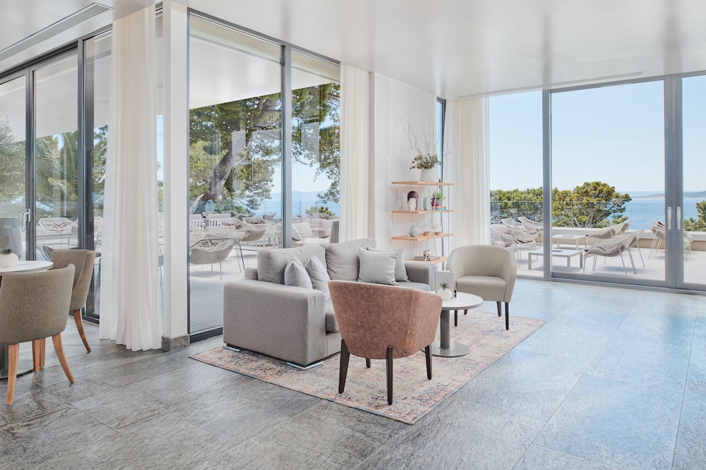 Bluesun Mala Berulia — Hotel building in Brela, Split-Dalmatia