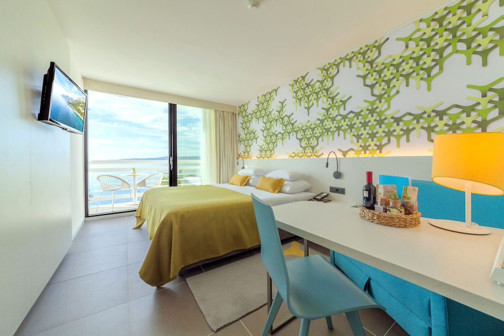 Bluesun Mala Berulia — Hotel rooms in Brela, Split-Dalmatia