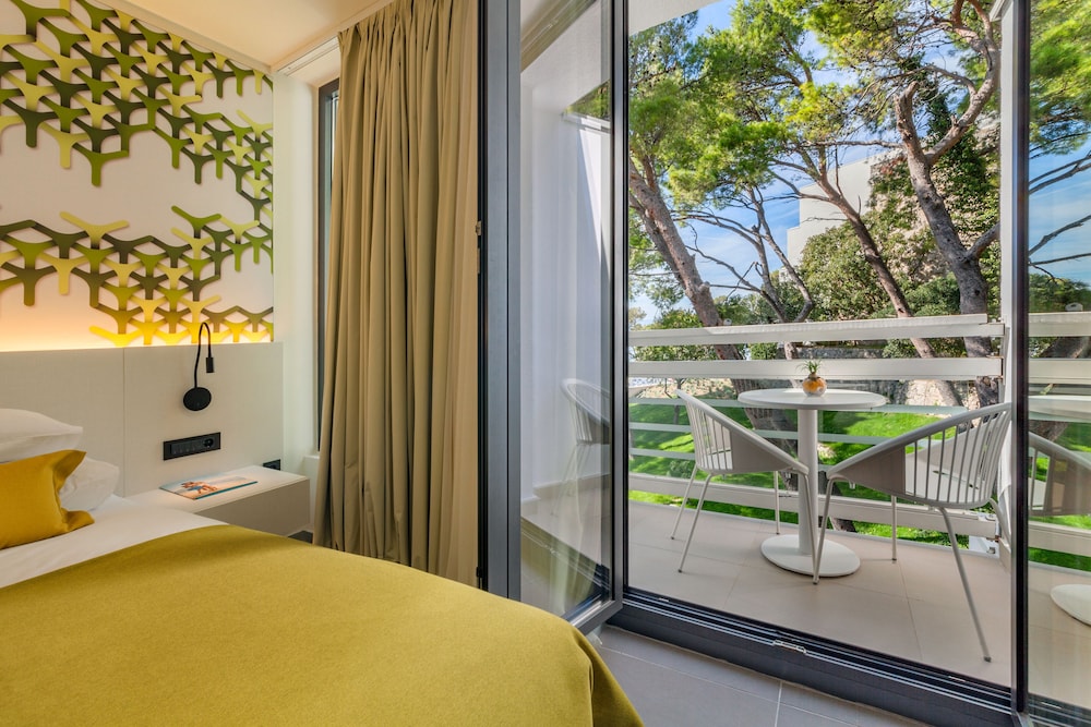 Bluesun Mala Berulia — Hotel rooms in Brela, Split-Dalmatia