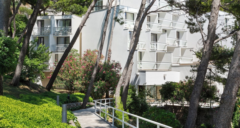Bluesun Mala Berulia — Hotel building in Brela, Split-Dalmatia