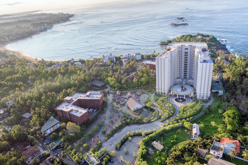 Araliya Beach Resort & Spa Unawatuna- Where you meet the sea all year — Hotel building in Unawatuna, Southern Province