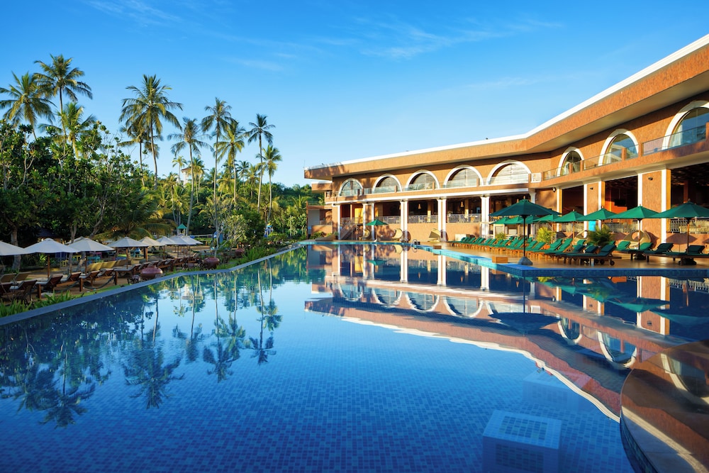 Araliya Beach Resort & Spa Unawatuna- Where you meet the sea all year — Swimming pool in Unawatuna, Southern Province