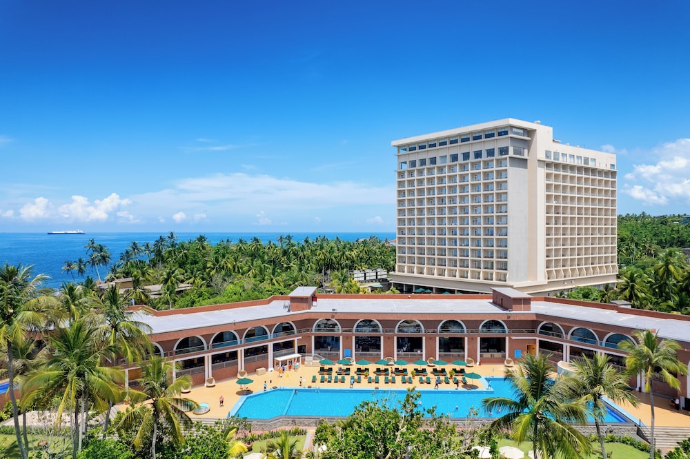 Araliya Beach Resort & Spa Unawatuna- Where you meet the sea all year — Hotel building in Unawatuna, Southern Province