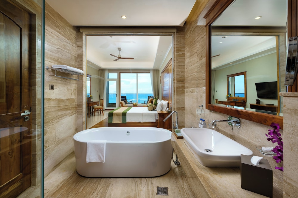 Araliya Beach Resort & Spa Unawatuna- Where you meet the sea all year — Hotel rooms in Unawatuna, Southern Province