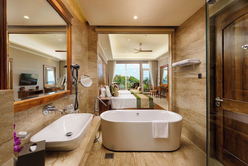 Araliya Beach Resort & Spa Unawatuna- Where you meet the sea all year — Hotel rooms in Unawatuna, Southern Province