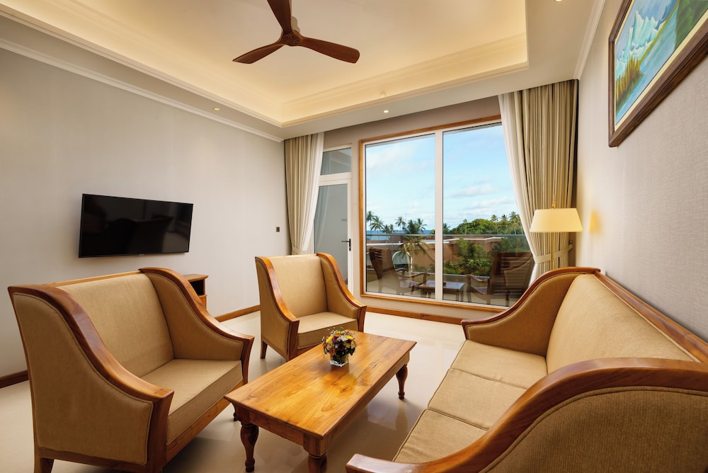 Araliya Beach Resort & Spa Unawatuna- Where you meet the sea all year — Hotel rooms in Unawatuna, Southern Province