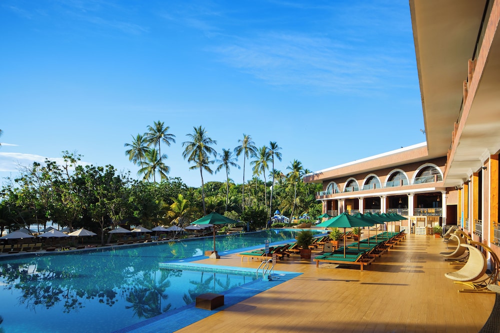 Araliya Beach Resort & Spa Unawatuna- Where you meet the sea all year — Swimming pool in Unawatuna, Southern Province