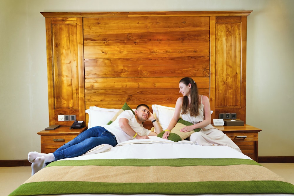 Araliya Beach Resort & Spa Unawatuna- Where you meet the sea all year — Hotel rooms in Unawatuna, Southern Province