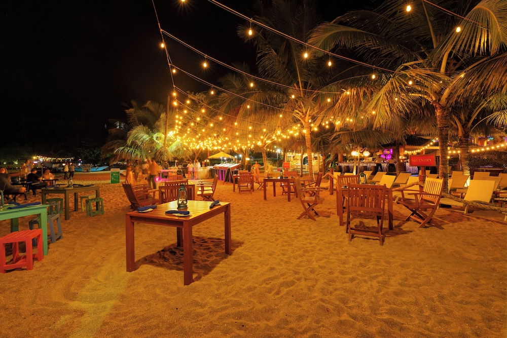Araliya Beach Resort & Spa Unawatuna- Where you meet the sea all year — Restaurant & bars in Unawatuna, Southern Province