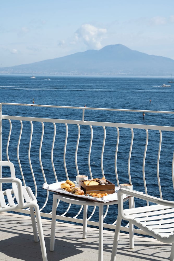 Admiral Hotel — Hotel rooms in Sorrento, Campania