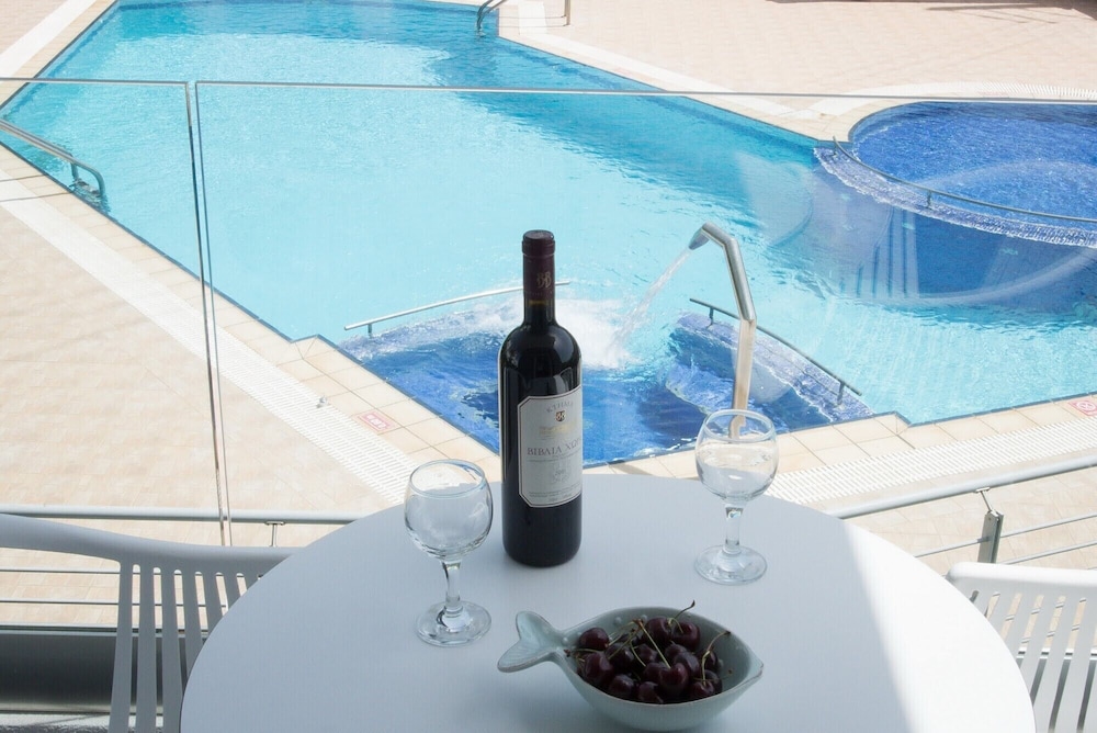 Dimamiel Malia Inn — Swimming pool in Malia