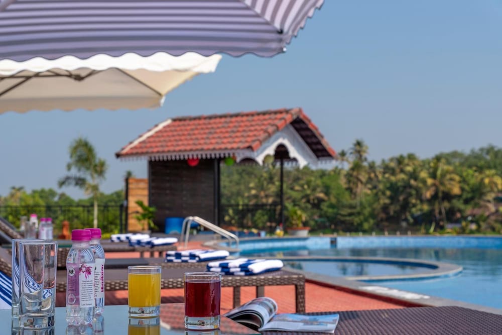 Salcete Beach Resort — Swimming pool in Colva, Goa