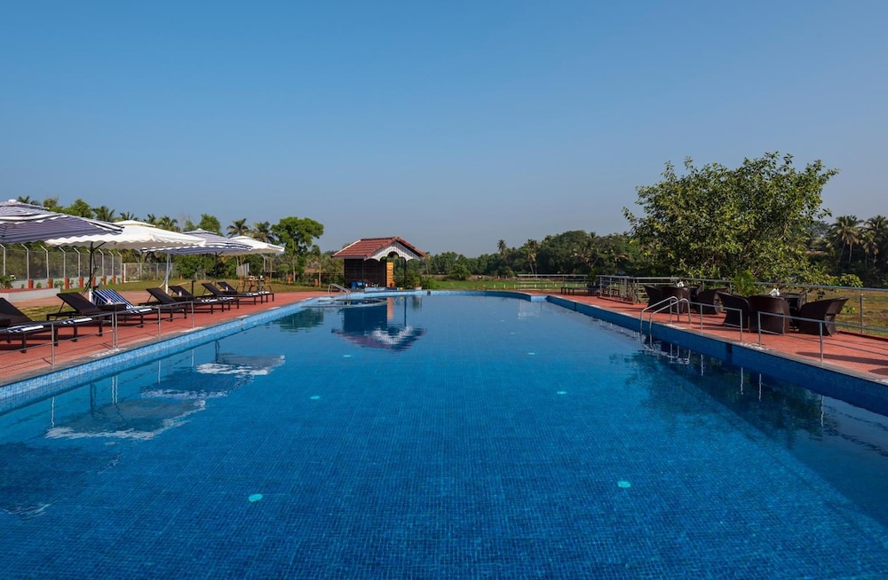 Salcete Beach Resort — Swimming pool in Colva, Goa