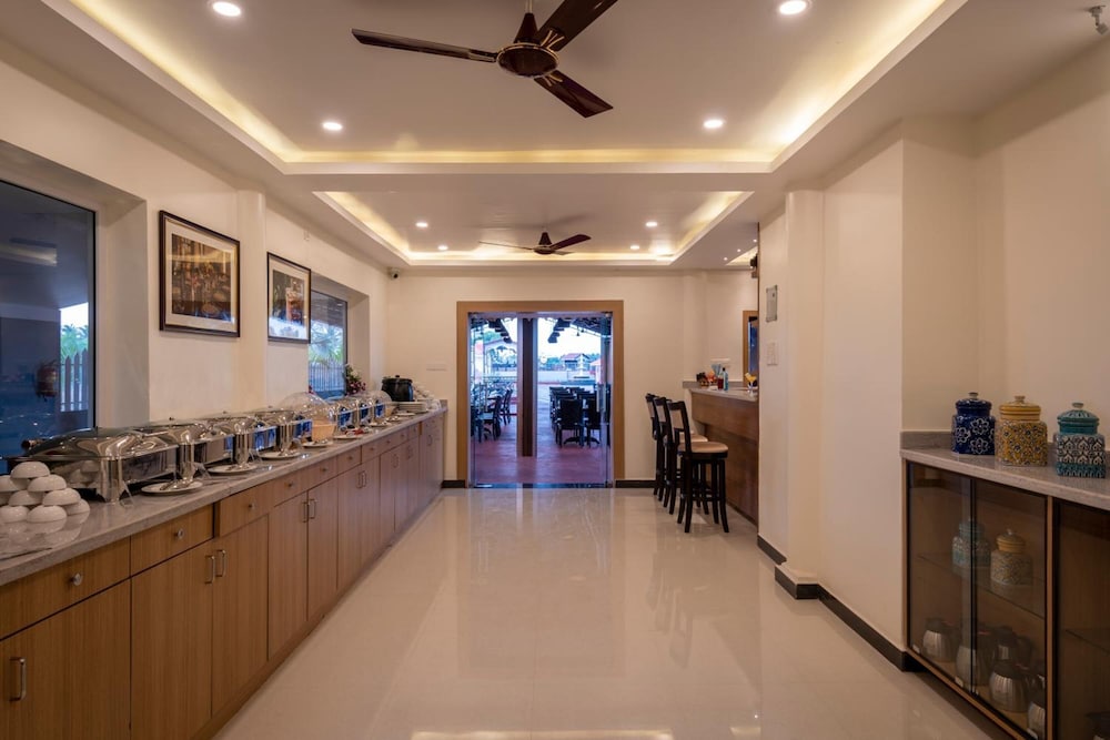 Salcete Beach Resort — Restaurant & bars in Colva, Goa
