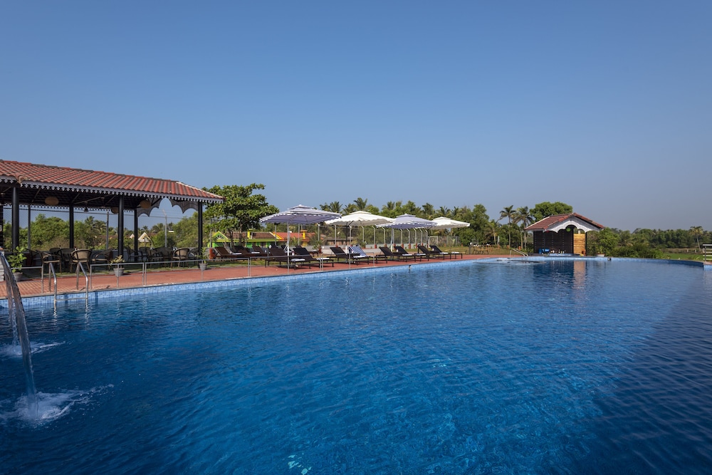 Salcete Beach Resort — Swimming pool in Colva, Goa