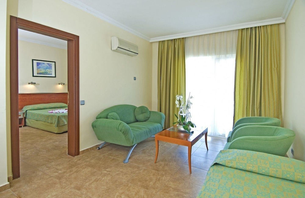 Club Hotel Sunbel - All Inclusive — Hotel rooms in Kemer
