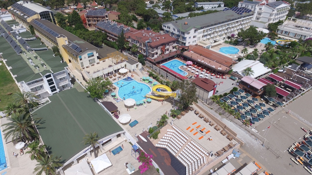 Club Hotel Sunbel - All Inclusive — Swimming pool in Kemer