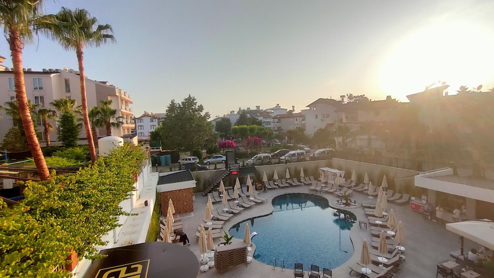 Side Zeugma Hotel — Swimming pool in Side