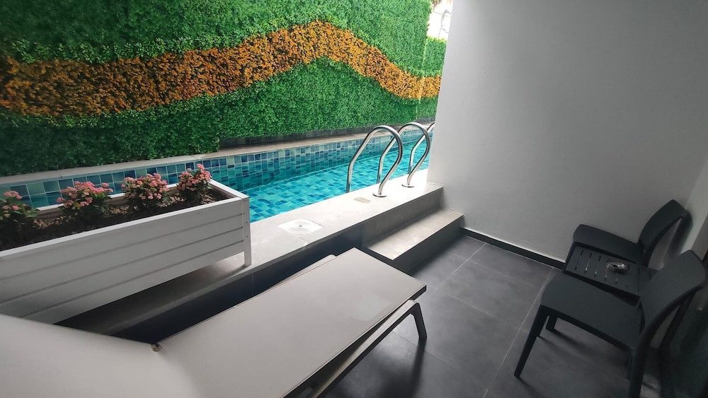Side Zeugma Hotel — Swimming pool in Side