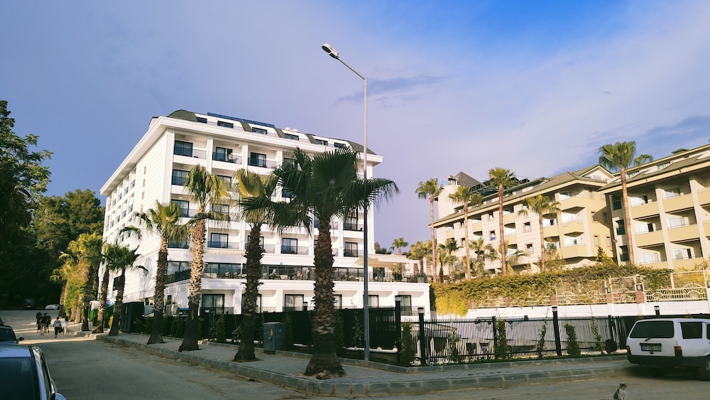 Side Zeugma Hotel — Hotel building in Side
