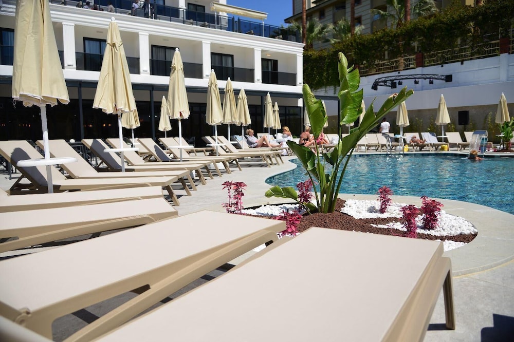 Side Zeugma Hotel — Swimming pool in Side