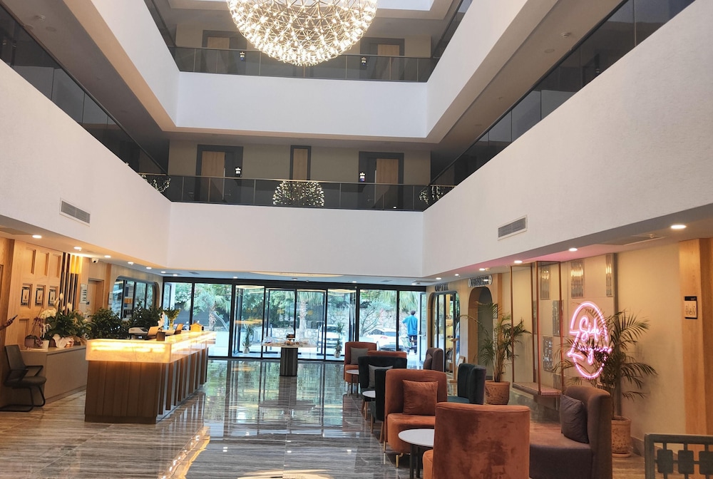 Side Zeugma Hotel — Hotel building in Side