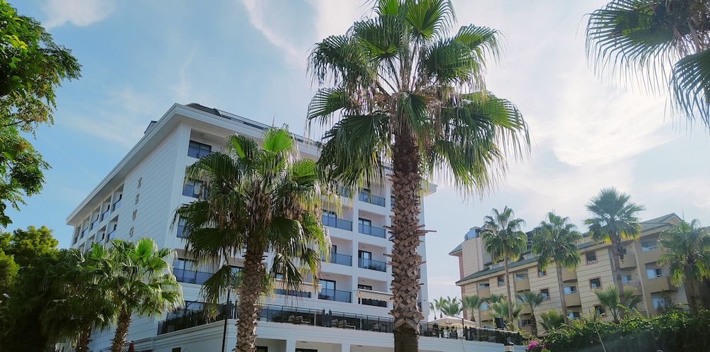 Side Zeugma Hotel — Hotel building in Side