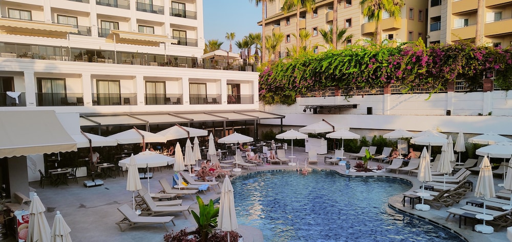 Side Zeugma Hotel — Swimming pool in Side