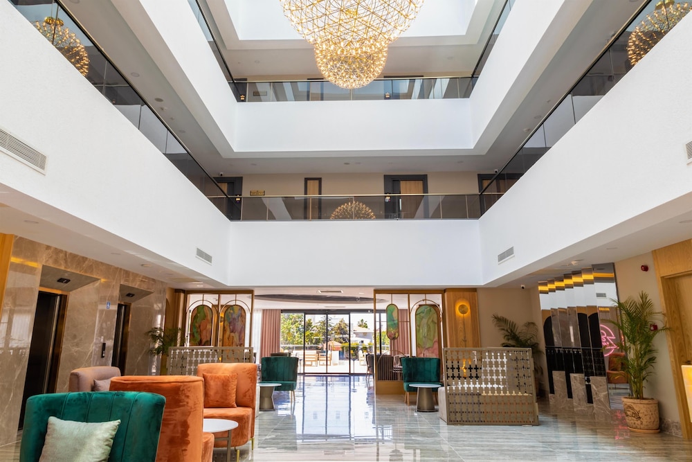 Side Zeugma Hotel — Hotel building in Side