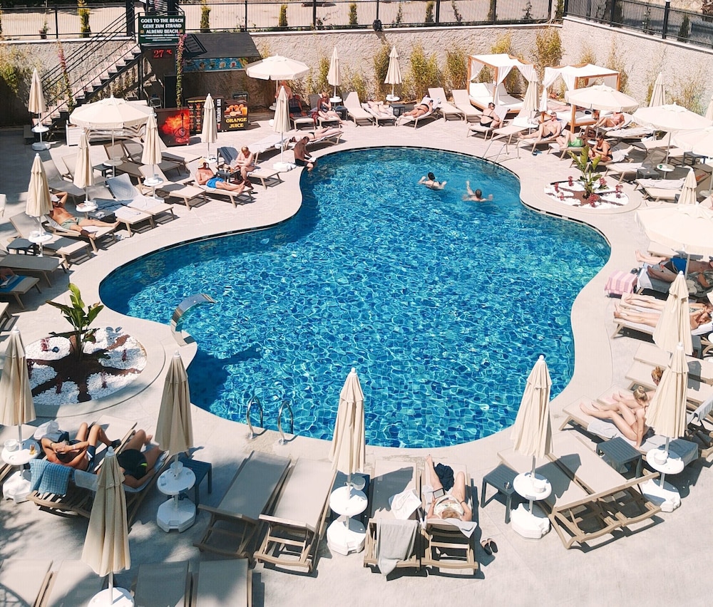 Side Zeugma Hotel — Swimming pool in Side