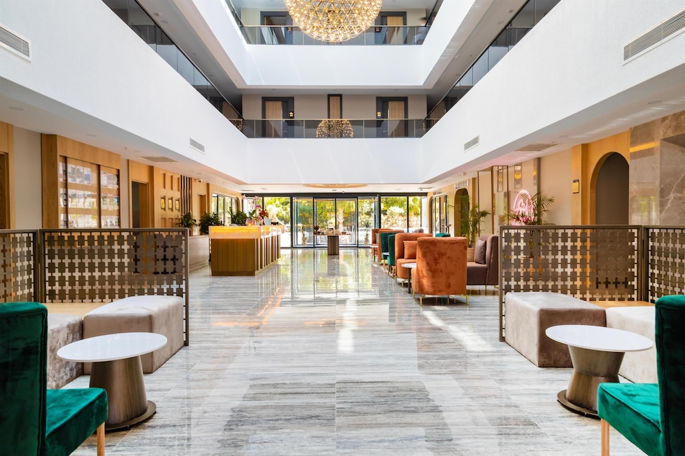 Side Zeugma Hotel — Hotel building in Side