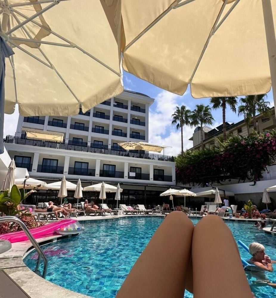 Side Zeugma Hotel — Swimming pool in Side