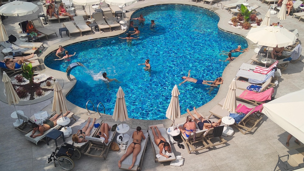 Side Zeugma Hotel — Swimming pool in Side