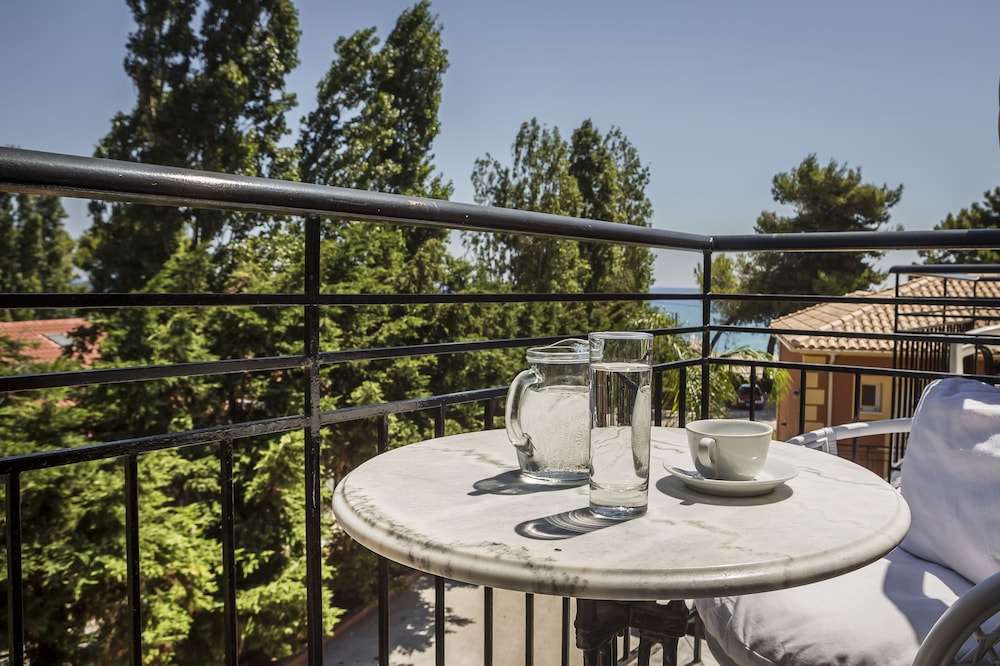 Makis Hotel Skala — Hotel rooms in Skala (Kefalonia), Ionian Islands